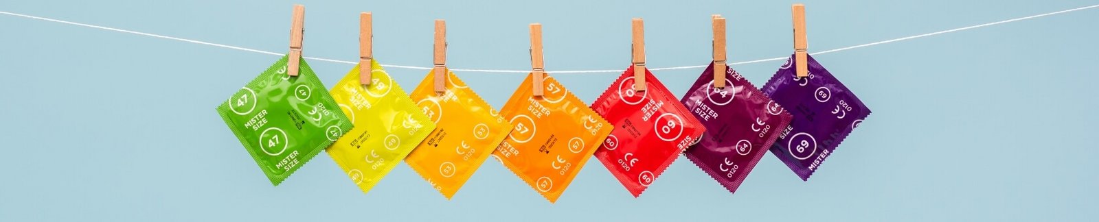 7 "Mister Size" dydžio prezervatyvai ant skalbinių virvės