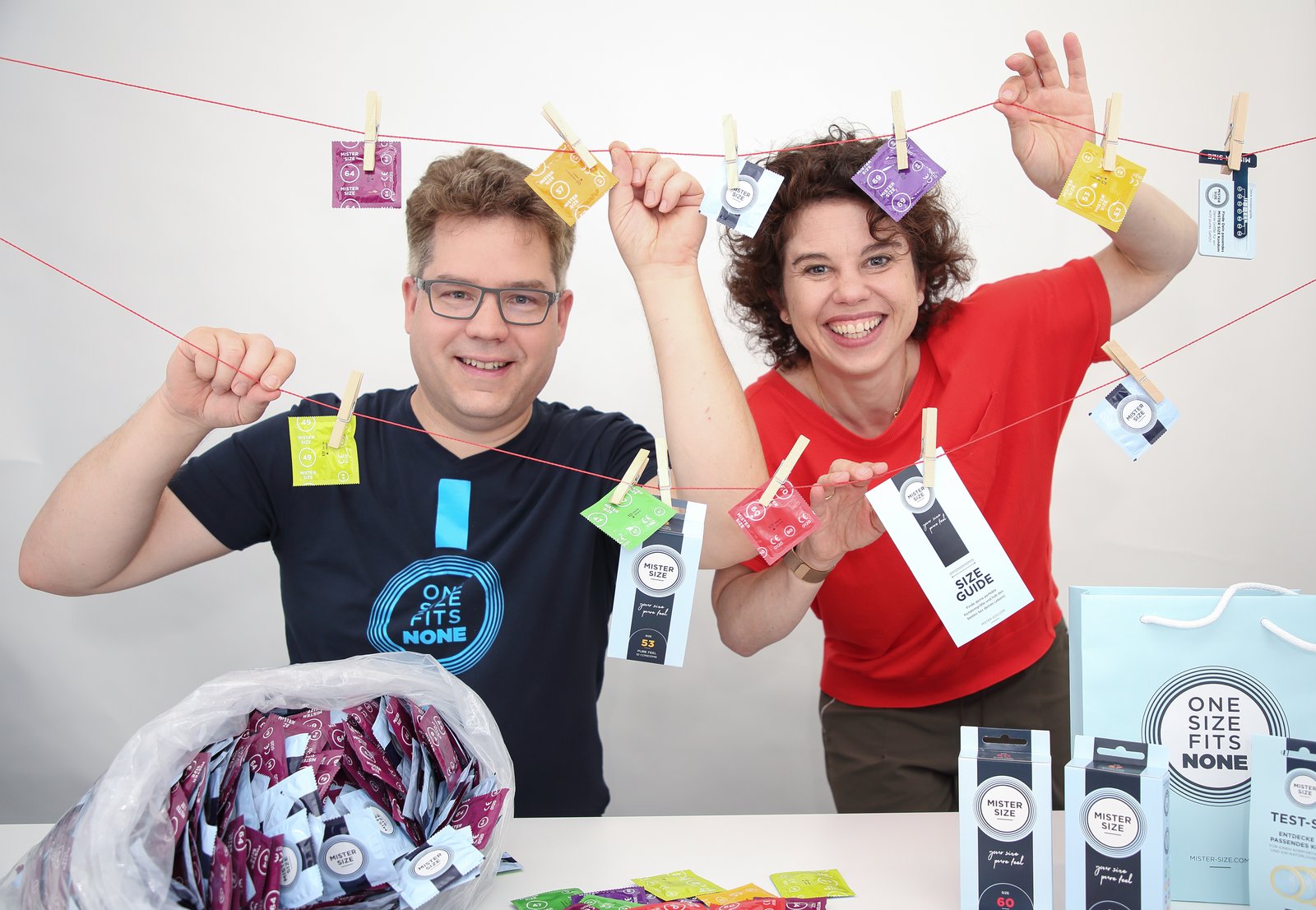 Janas ir Eva Krause, "Vinergy GmbH" generaliniai direktoriai, su "Mister Size" prezervatyvais